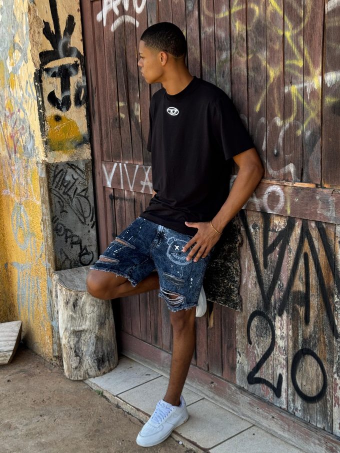 Bermuda jeans jogador com bolsos laterais e traseiros, ideal para um look prático e estiloso.