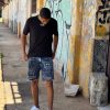 Bermuda jeans jogador com bolsos laterais e traseiros, ideal para um look prático e estiloso.