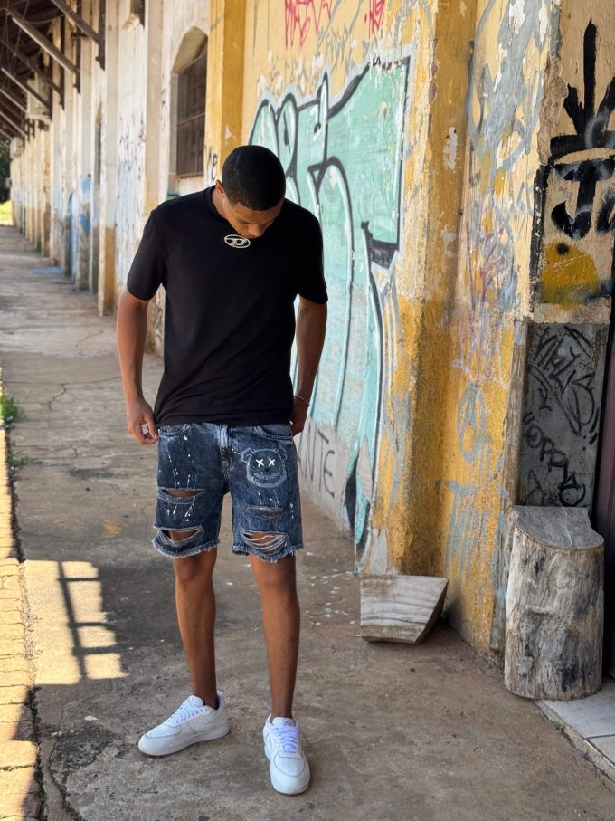 Bermuda jeans jogador com bolsos laterais e traseiros, ideal para um look prático e estiloso.