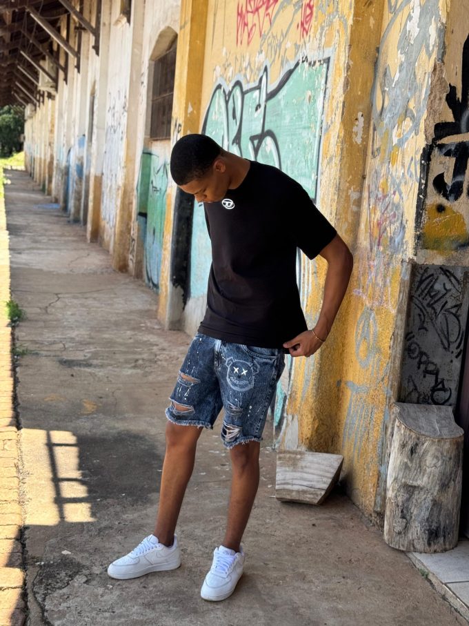 Bermuda jeans jogador com bolsos laterais e traseiros, ideal para um look prático e estiloso.