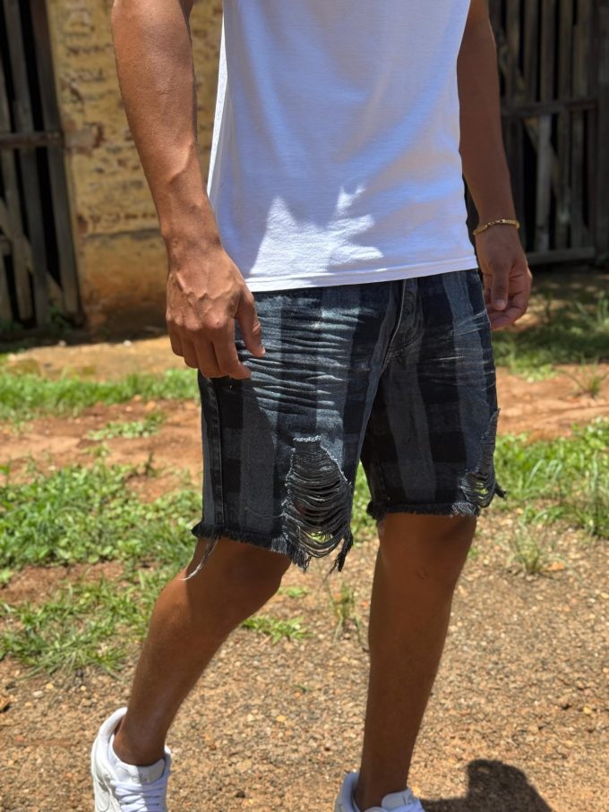 Bermuda jeans jogador com bolsos laterais e traseiros, ideal para um look prático e estiloso.