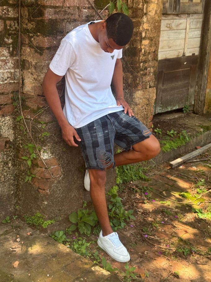 Bermuda jeans jogador com bolsos laterais e traseiros, ideal para um look prático e estiloso.