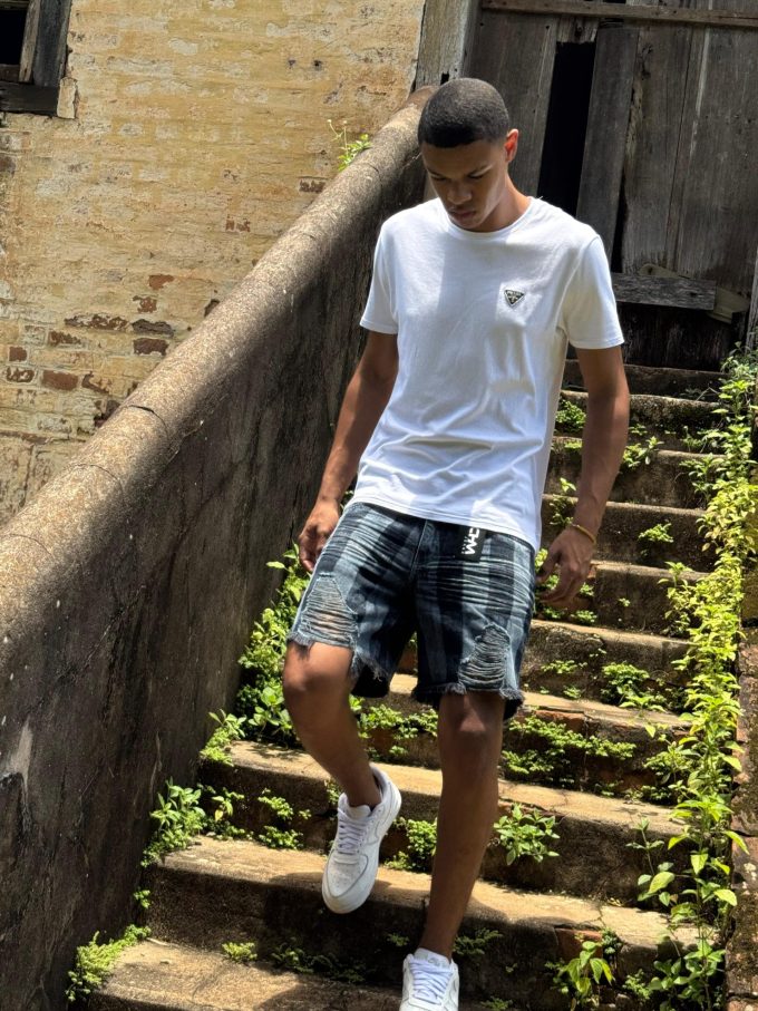 Bermuda jeans jogador com bolsos laterais e traseiros, ideal para um look prático e estiloso.