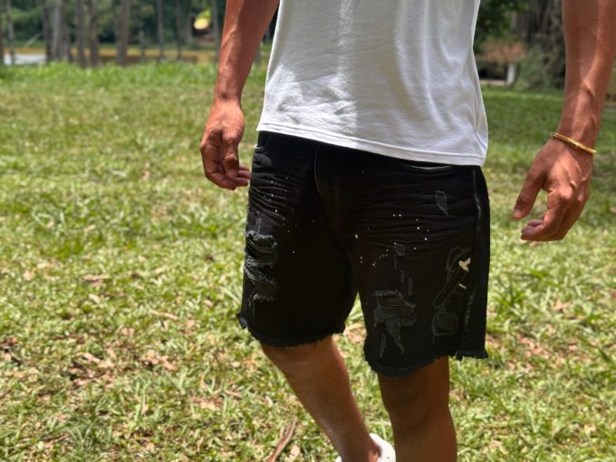 Bermuda jeans jogador com bolsos laterais e traseiros, ideal para um look prático e estiloso.