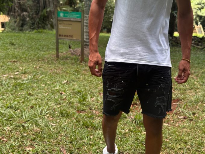 Bermuda jeans jogador com bolsos laterais e traseiros, ideal para um look prático e estiloso.